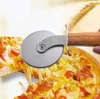 Нож кухонный для пиццы и теста с деревянной ручкой