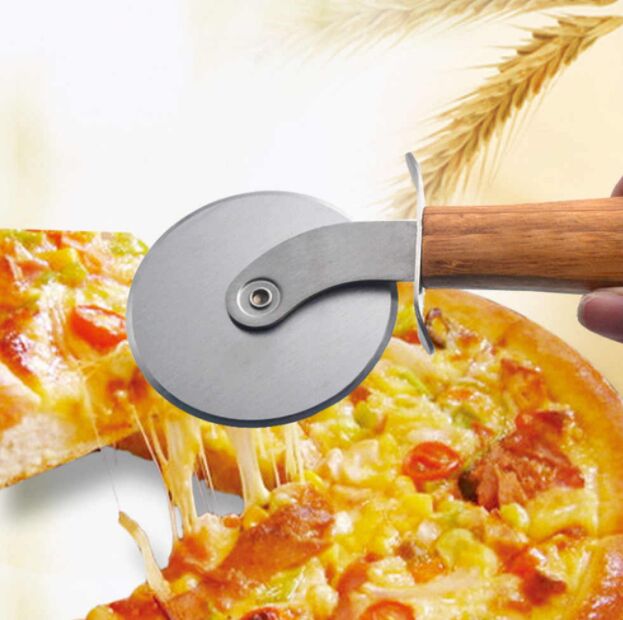 Нож кухонный для пиццы и теста с деревянной ручкой