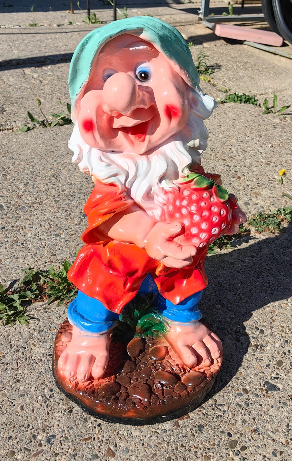 Фигура сад.Гном с клубничкой 67*34см 06491